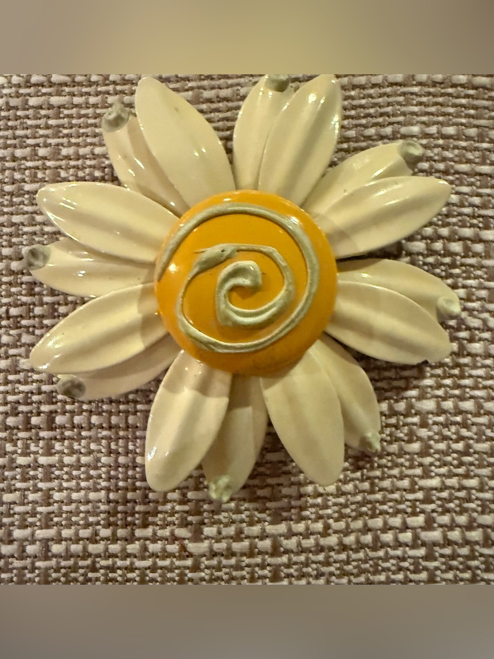 Vintage Daisy Flower Pin Brooch in Cream and Yellow-Enamel